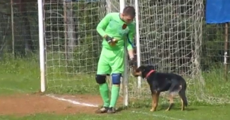 VIDEO Golman u Dalmaciji usred utakmice jeo sendvič pa počastio i psa