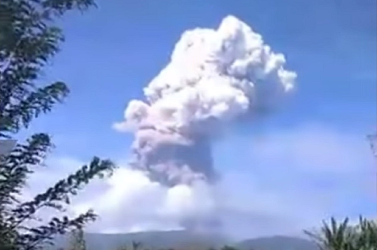 Nakon katastrofalnog potresa i tsunamija, u Indoneziji eruptirao vulkan