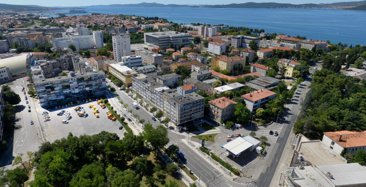 Dvojica pijanih Poljaka u Zadru napali taksista, slomili mu ruku i razbili kombi