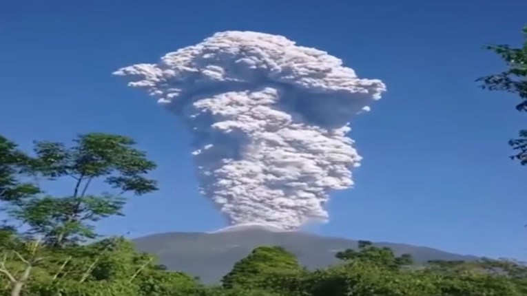 VIDEO Erupcije vulkana na otoku Javi u Indoneziji, dim i pepeo se dižu kilometrima u zrak