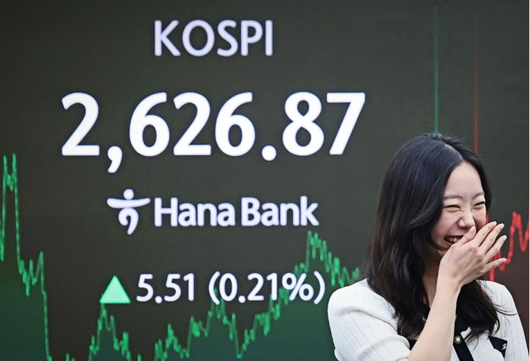 Rast azijskih dionica i nafte, dolar pada zbog slabljenja kreditnog rejtinga SAD-a