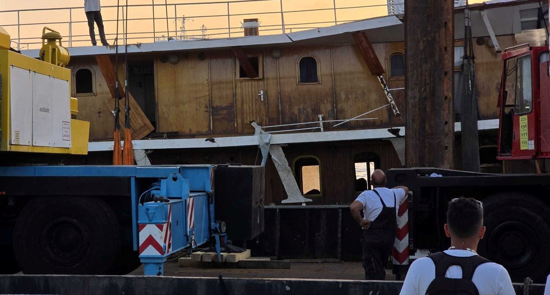 FOTO U Splitu izvučen brod Kruna mora koji se potopio u velikoj oluji