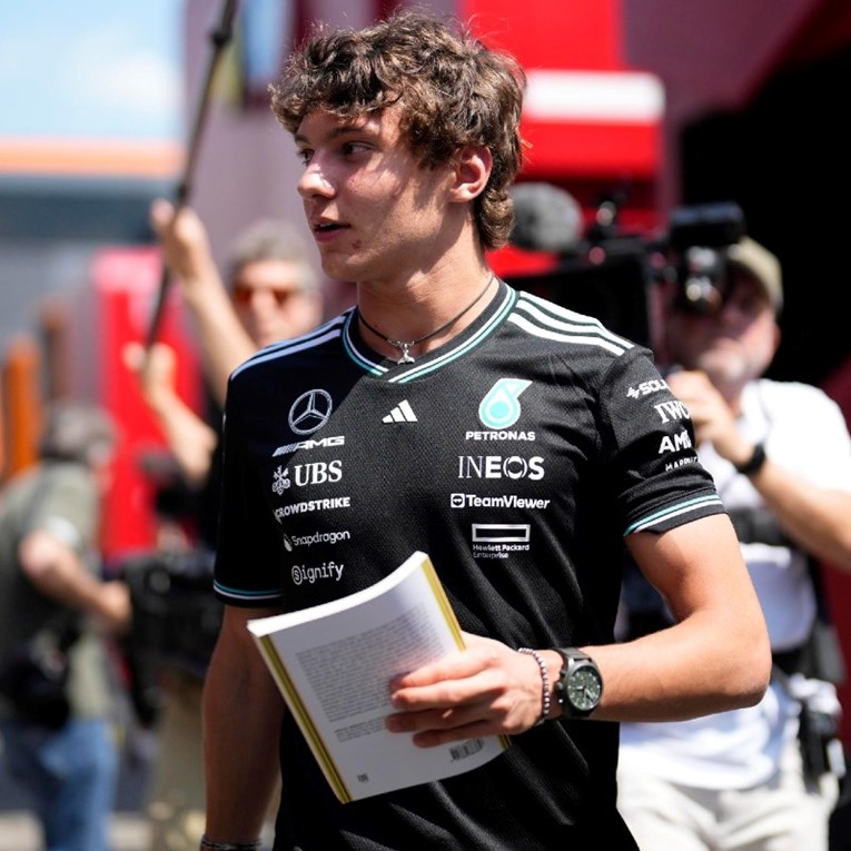 Vozač Formule 1 (18) još ide u srednju školu. Pozvao je cijeli razred na utrku