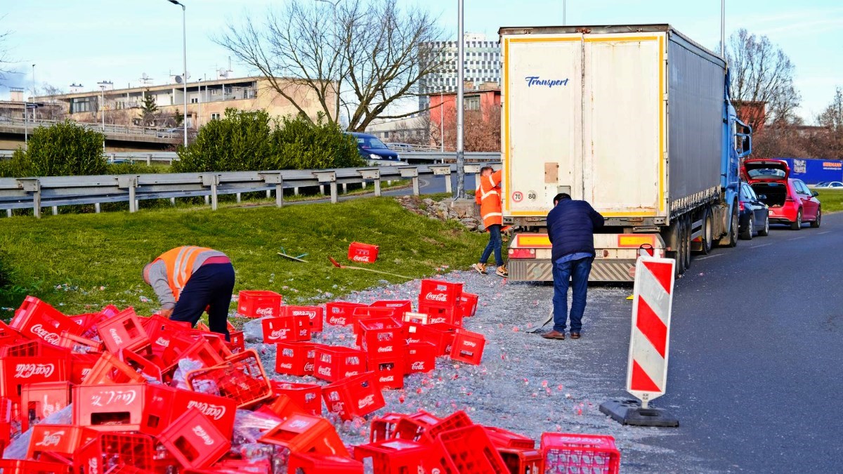 FOTO I VIDEO Iz kamiona u Zagrebu ispale stotine boca Coca-Cole