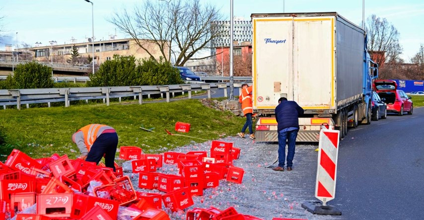 FOTO I VIDEO Iz kamiona u Zagrebu ispale stotine boca Coca-Cole