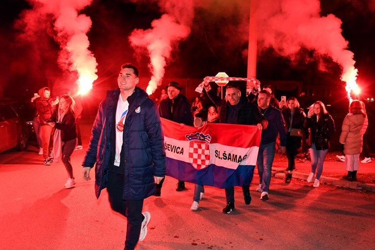 FOTO Josip Šimić dočekan u svom selu, palile su se baklje i jela slavonska hrana