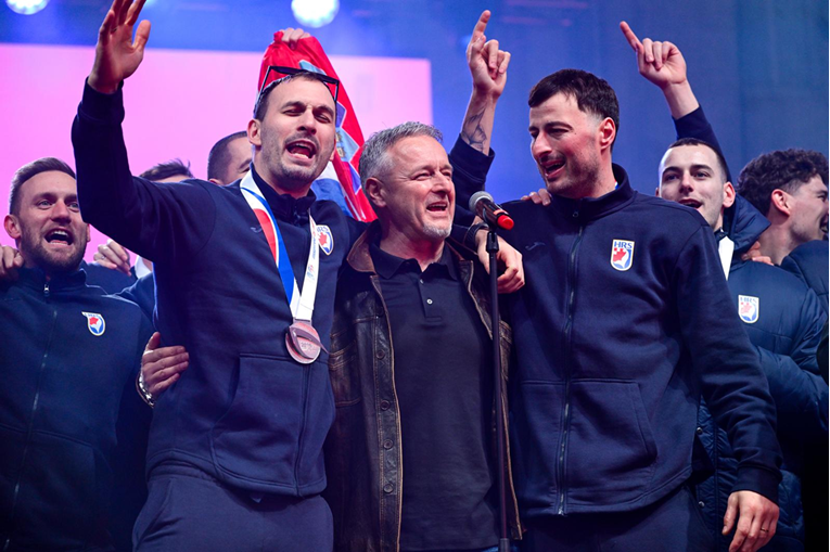 DW pitao mlade što misle o zabrani Thompsona