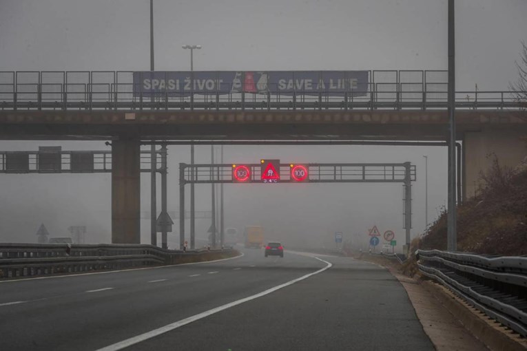 Magla, mokri i skliski kolnici, opasnost od poledice. HAK upozorava vozače 