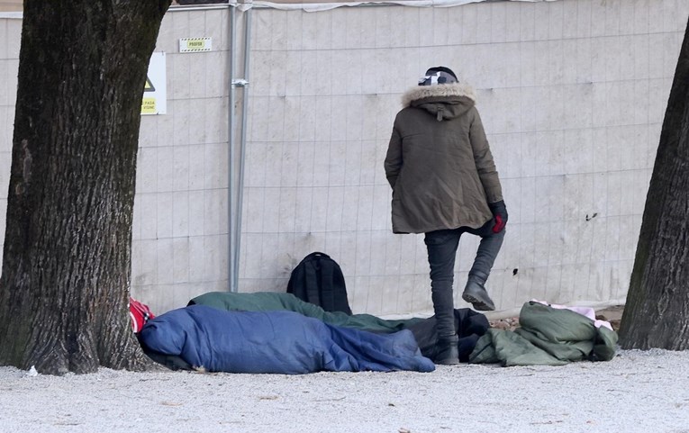 FOTO Migranti spavaju u parku u centru Zagreba