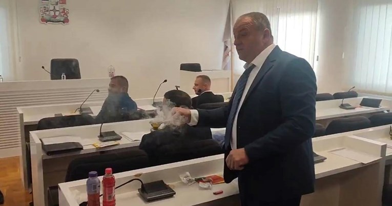 VIDEO Šešeljevac iz BiH okadio vijećnicu. "Partizansko leglo se vratilo u gnijezdo"