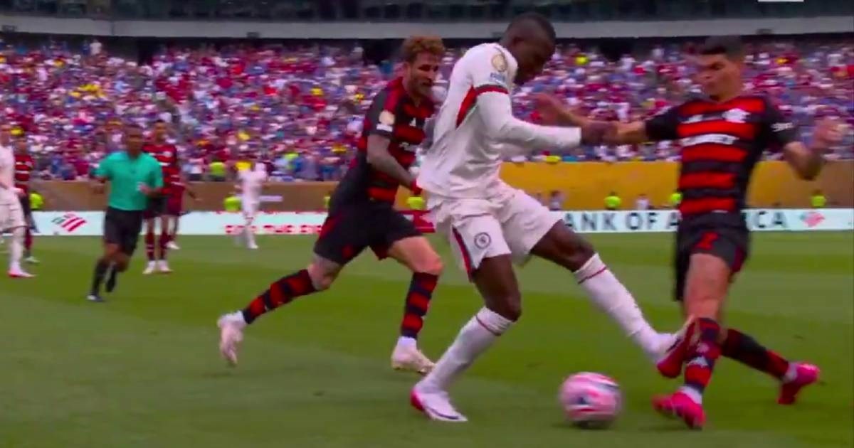 VIDEO Napadač Chelseaja dobio crveni nakon 4 minute igre. Skoro slomio nogu suparniku