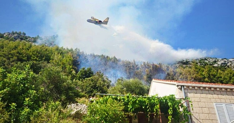 Buknuo požar na Mljetu