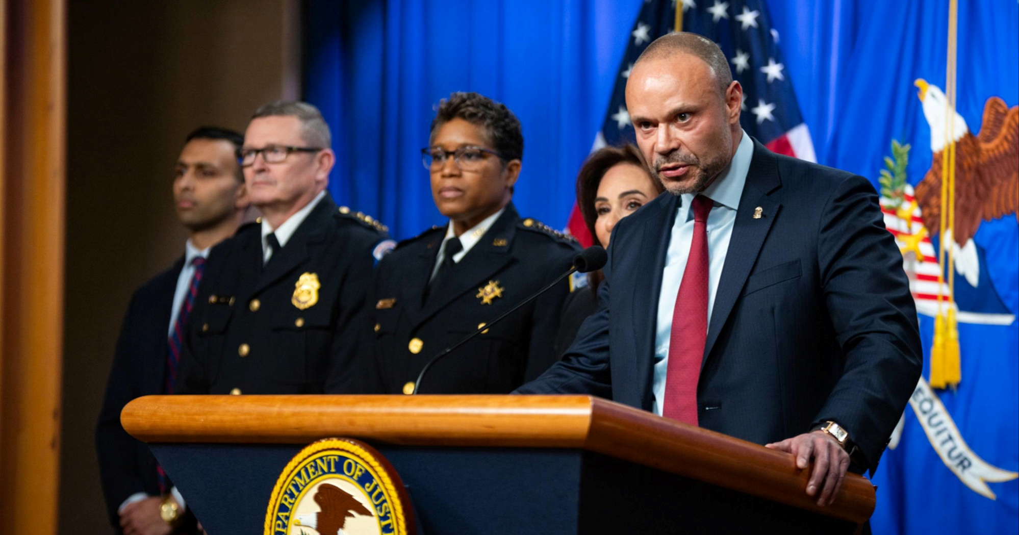 Odlazi zamjenik direktora FBI-ja. Vraća se svom podcastu