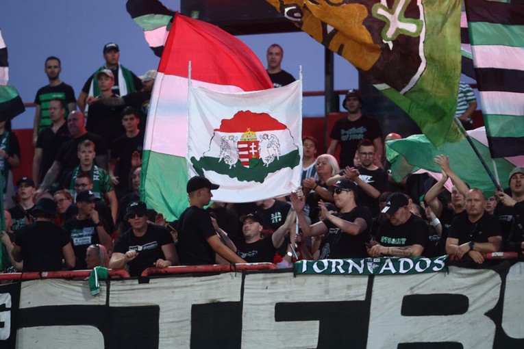 Navijači Ferencvaroša istaknuli zastavu Velike Mađarske, kojom svojataju dio Hrvatske