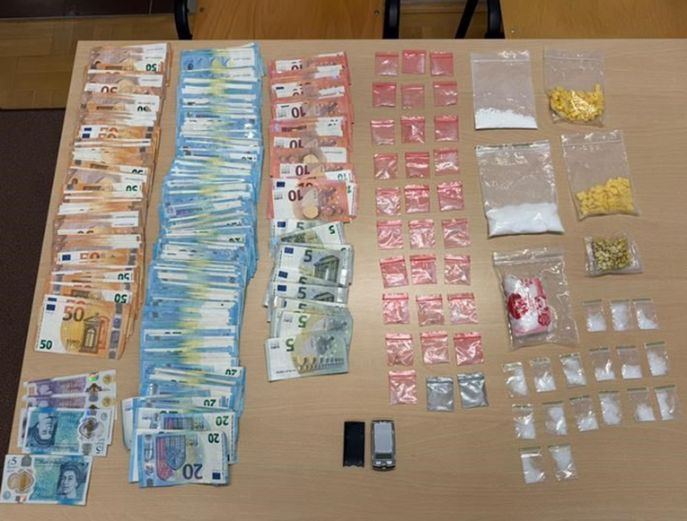 FOTO Pogledajte što je policija pronašla u apartmanu u Tisnom. Uhićen Britanac