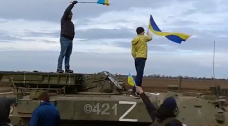VIDEO Hrabri građani okupiranog Hersona stali pred ruske vojnike koji pucaju u zrak