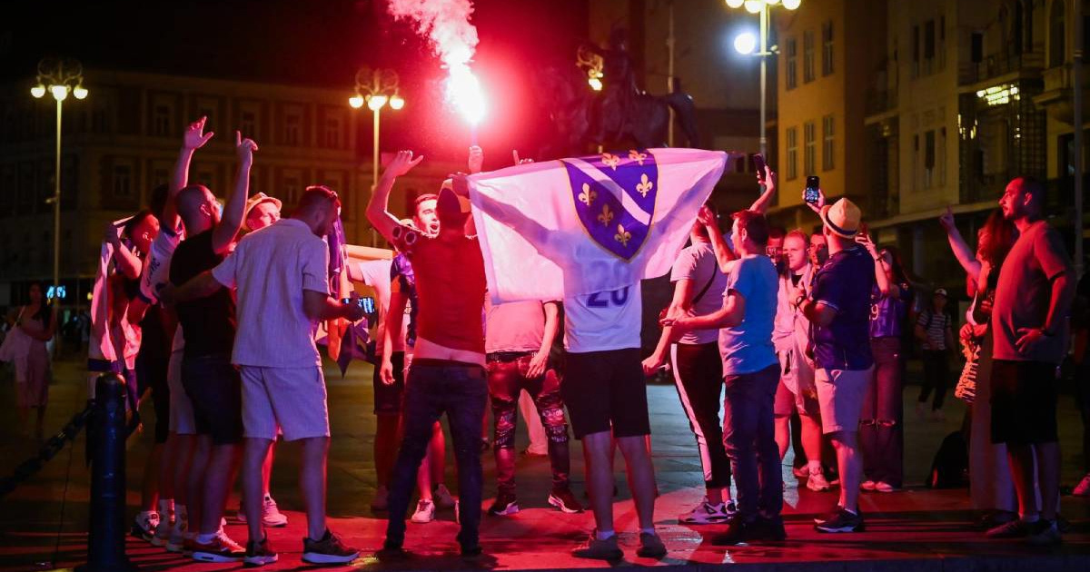 FOTO Baklje, pjesma, kupanje u Manduševcu: I Zagreb je slavio pobjedu BiH