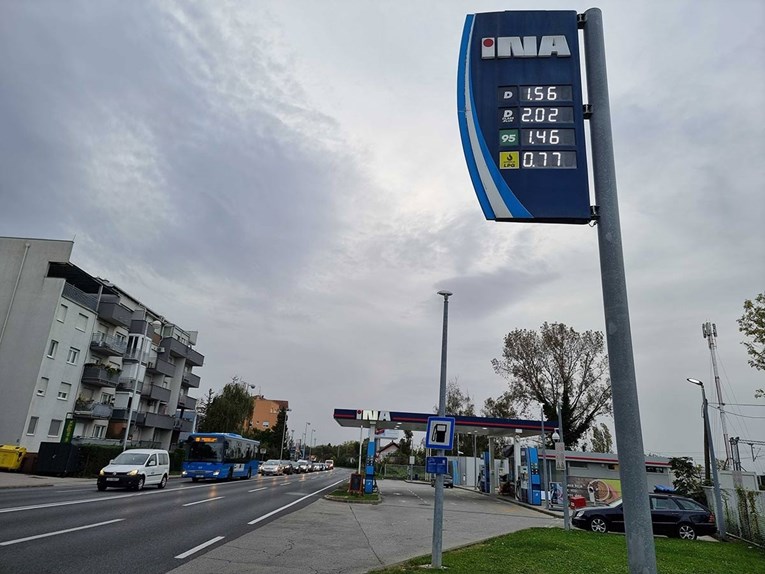 Pojeftinili benzin i dizel