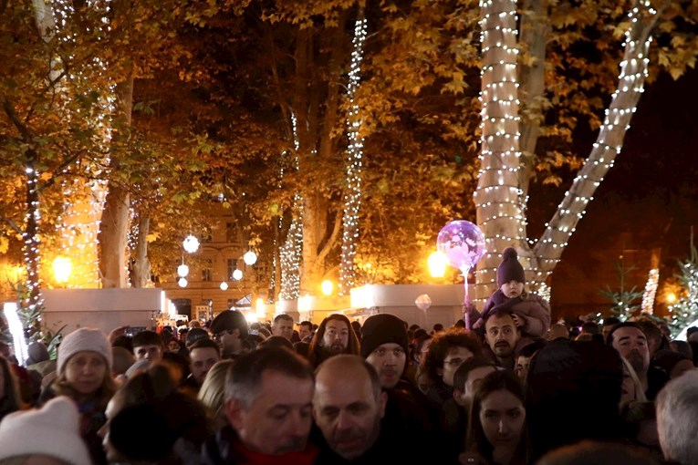 VIDEO Pogledajte trenutak paljenja lampica na Zrinjevcu