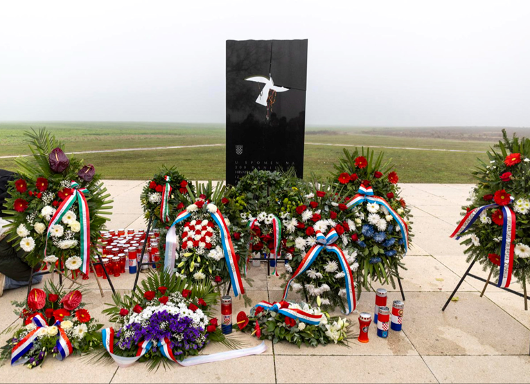 Odana počast žrtvama Ovčare. Položeni vijenci za 200 ubijenih