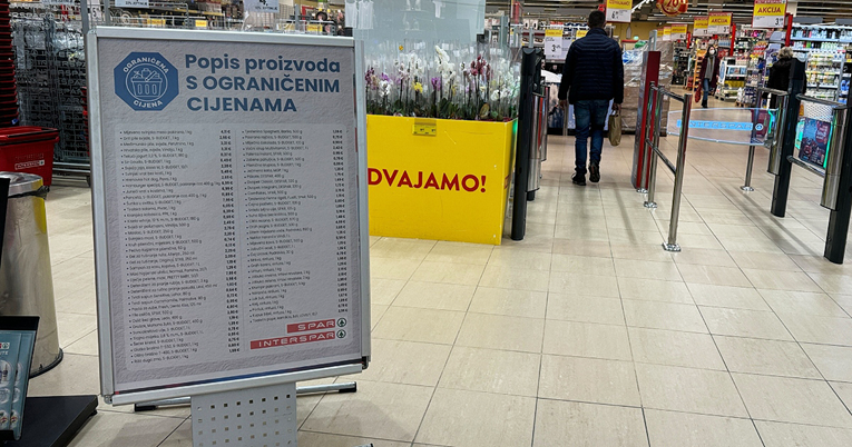 Spar na ulazu trgovina postavio plakate s ograničenim cijenama. Pogledajte fotke