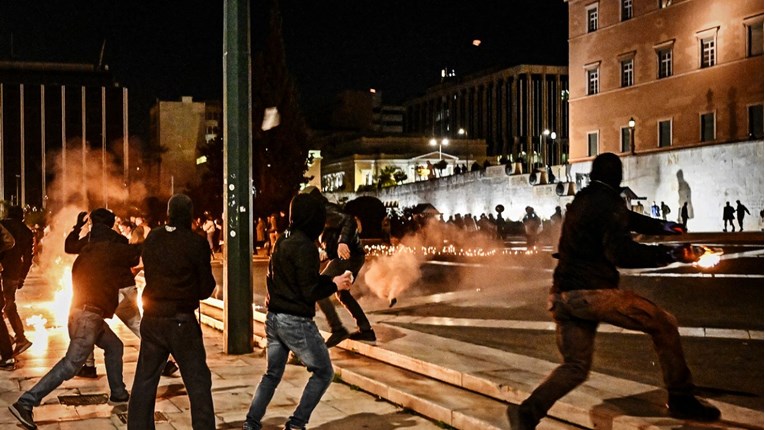 Izbili nasilni prosvjedi diljem Grčke zbog sudara vlakova
