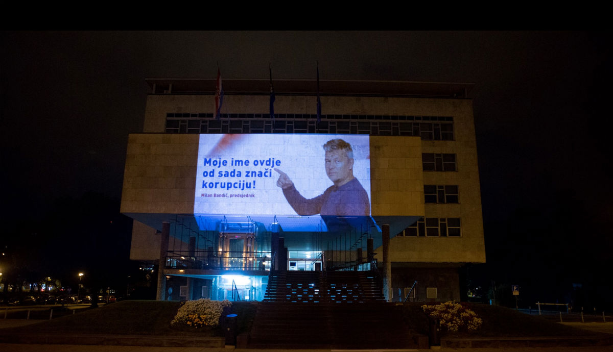 FOTO Novi Bandić objesio plakat na zgradu Grada: "Moje ime znači korupciju"