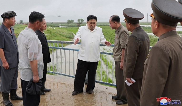 Kim Jong-un obilazi poljoprivredna zemljišta u Sjevernoj Koreji nakon tajfuna