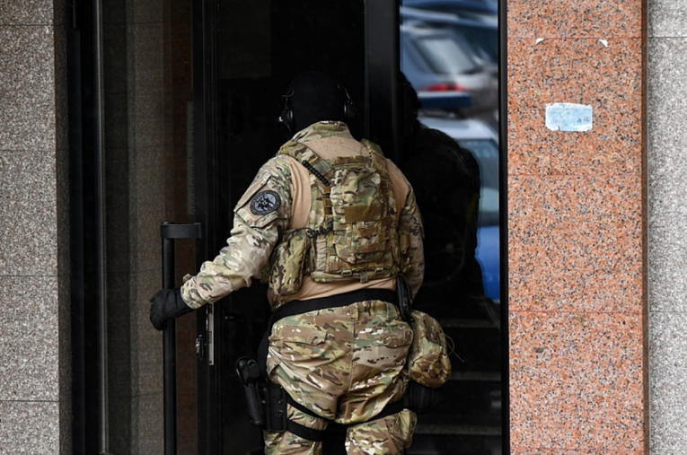 SIPA upala u policijsku postaju, policajac si pucao u glavu. Umro je