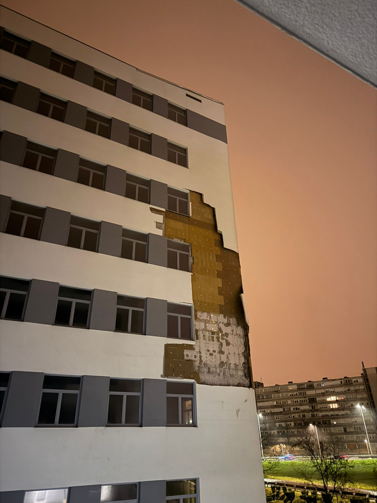 FOTO U Zagrebu vjetar iščupao fasadu s nove zgrade, pala po autima