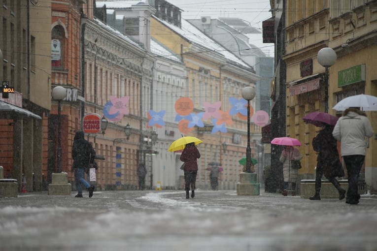 Snijeg paralizirao sjeverozapadnu BiH. Bez struje 50.000 ljudi, otkazana nastava