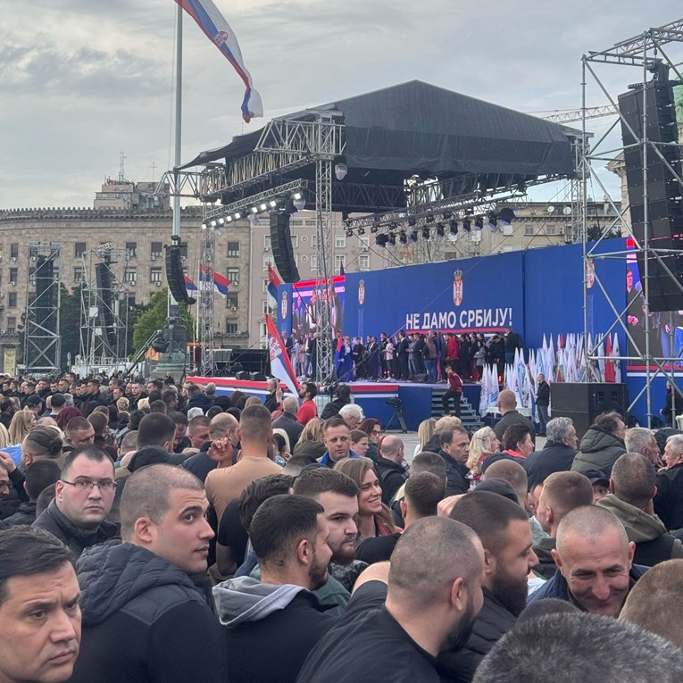 VIDEO Vučićevci se okupljaju u Beogradu. Puno čudne ekipe, sviraju trubači