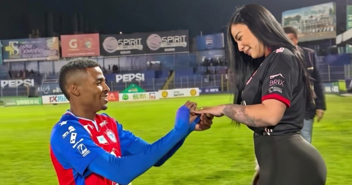 VIDEO Nogometaš zaprosio djevojku na terenu. Prekinuli su tri dana kasnije