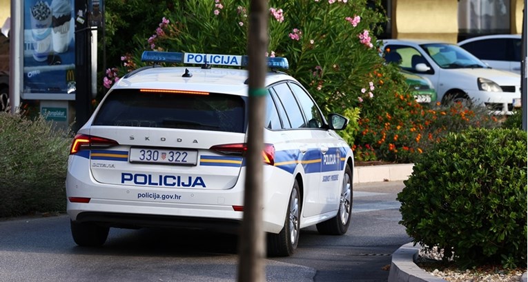 Pijani virovitički interventni policajac dao pijanoj ženi da vozi. Imala je nesreću