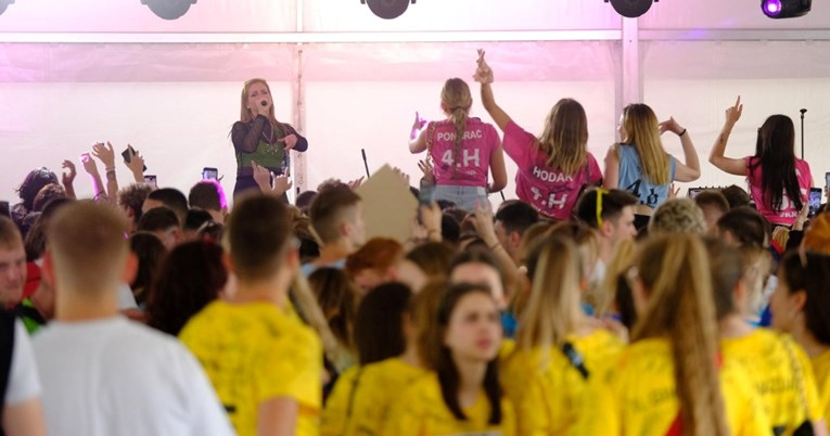 Maturante u Zagrebu zabavljala srpska pjevačica, plesali su i pjevali uz njene pjesme