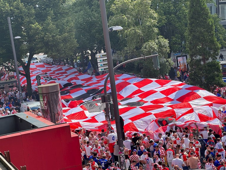 VIDEO U gradu razvučena najveća hrvatska zastava
