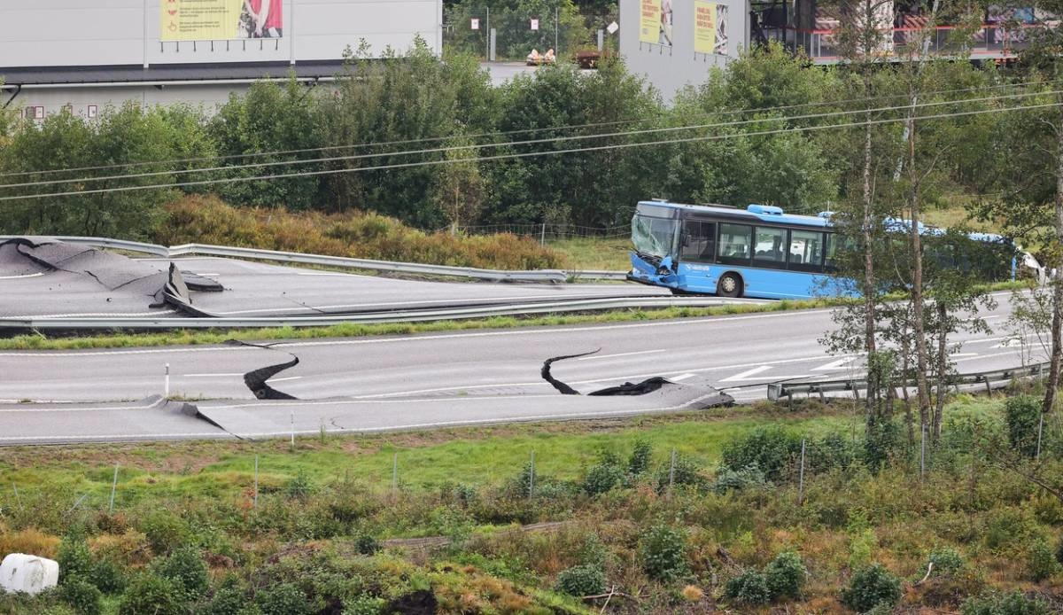 FOTO Urušila se autocesta u Švedskoj, troje ljudi prevezeno u bolnicu