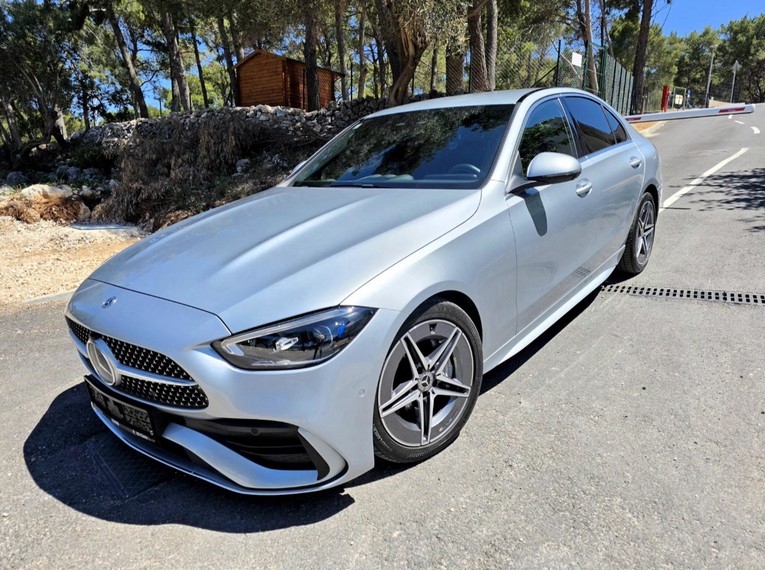 Ovaj Mercedes je najgledaniji na Oglasima. Ima 78.000 km i AMG Line paket