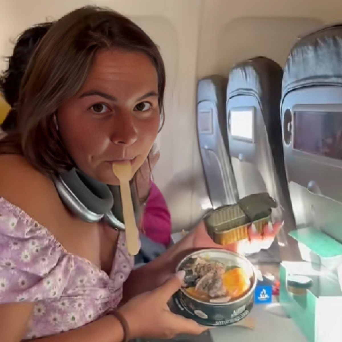 Putnica jela sardine u avionu i izazvala bijes na internetu, ljudi pišu: "Sebično"