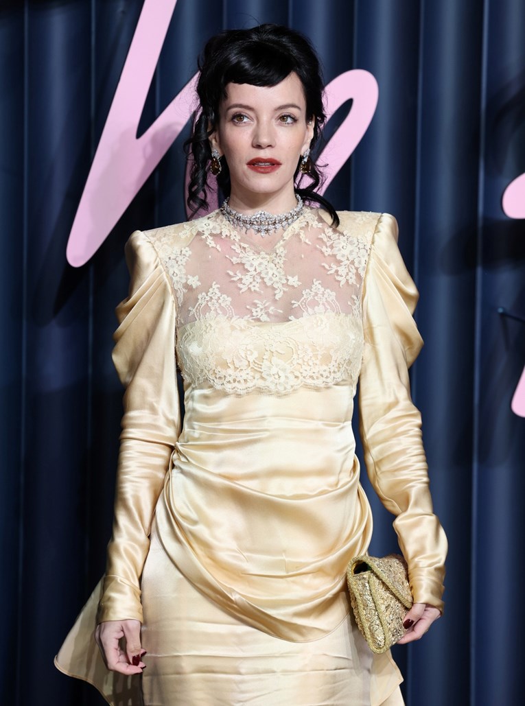 Lily Allen nastupila u haljini s računima stvari koje je bivši kupovao ljubavnicama