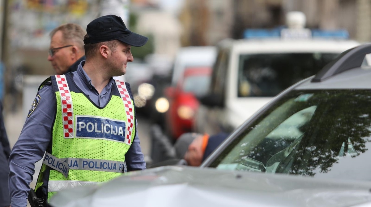 Sudar policijskog motocikla i auta u Zagrebu. Tri osobe ozlijeđene