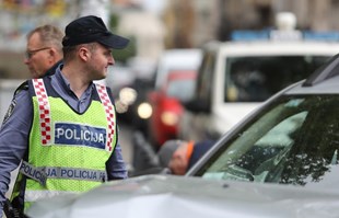 Sudar policijskog motocikla i auta u Zagrebu. Tri osobe ozlijeđene