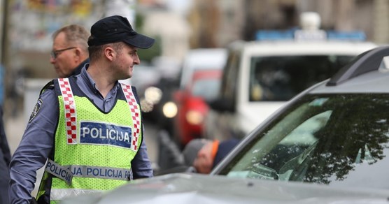Sudar policijskog motocikla i auta u Zagrebu. Tri osobe ozlijeđene