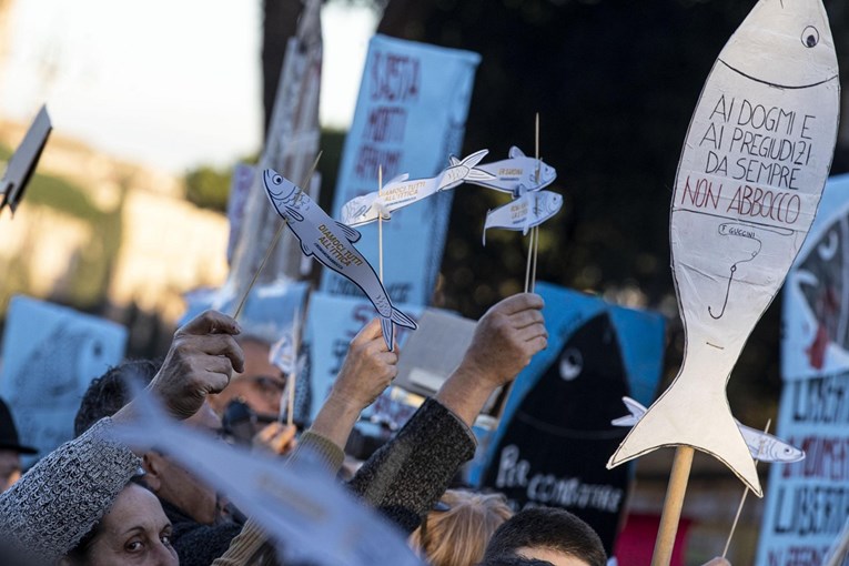 Talijani organizirali masovni prosvjed protiv Salvinija uoči regionalnih izbora