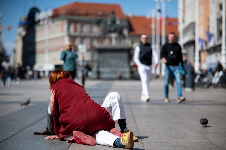 VIDEO Dvije žene se milovale ležeći na Trgu bana Jelačića. Otkriveno o čemu se radilo