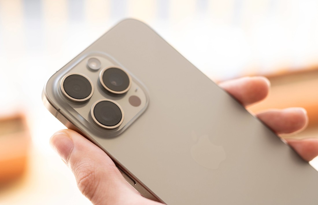 Neki tek sad saznaju čemu služi rupica pored kamera na iPhoneu