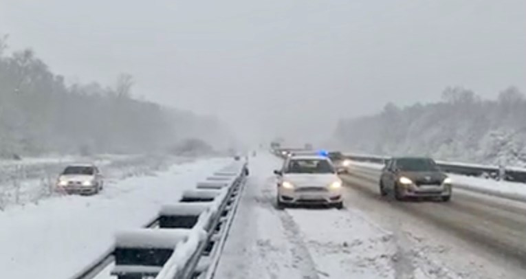 Bili smo na A1, zbog snijega s autoceste sletjelo nekoliko auta. Pogledajte snimke