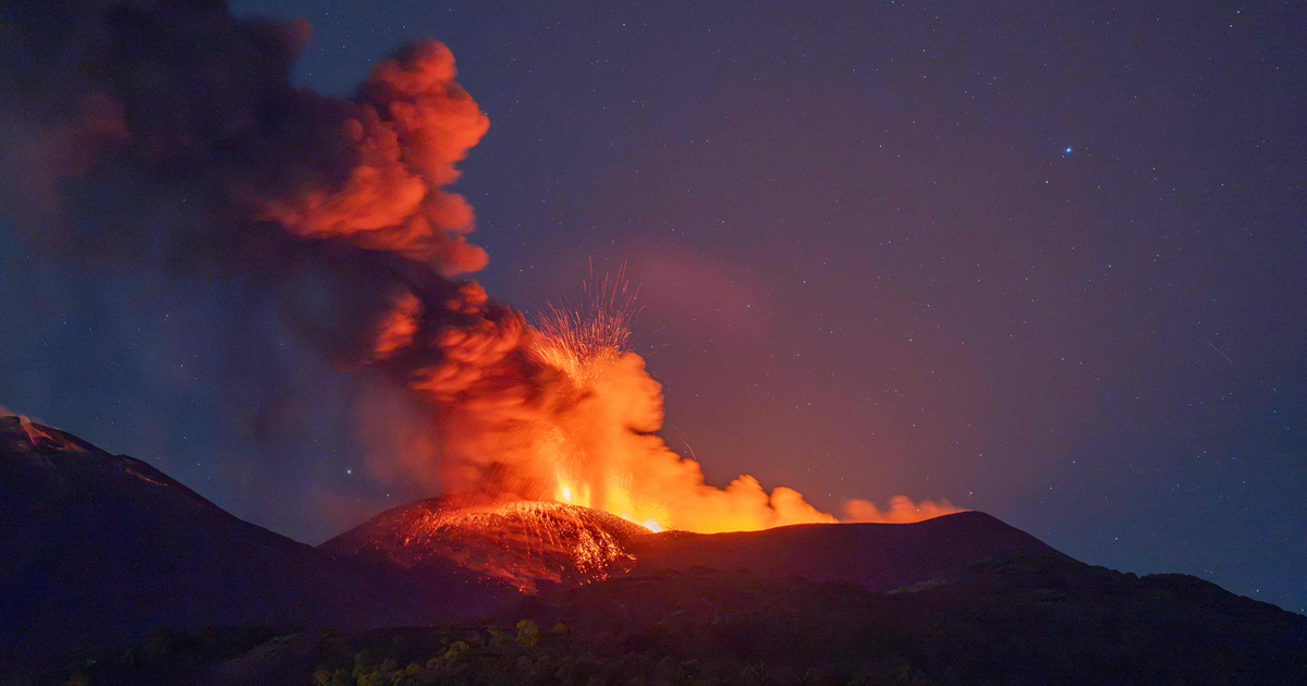 Etna izbacuje pepeo. Obustavljeni letovi u zračnoj luci u Cataniji
