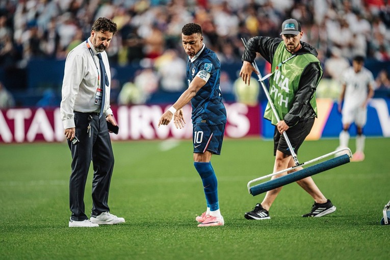 Viralna scena: Mbappe iznerviran vodi isušivanje terena na prekinutoj utakmici