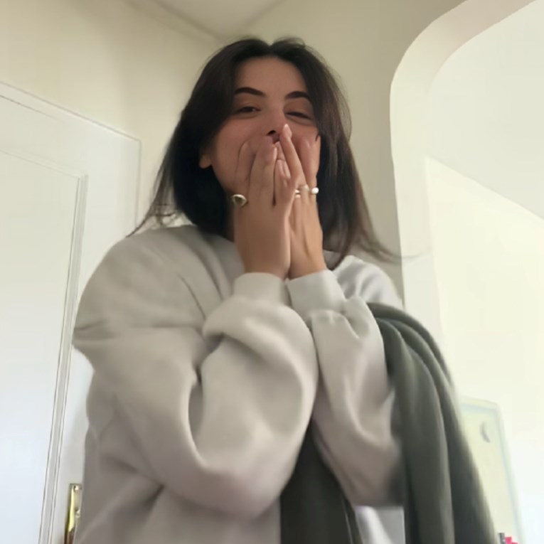 Napisala tipu da "umire od mamurluka", a zatim joj je stigao poklon pred vrata